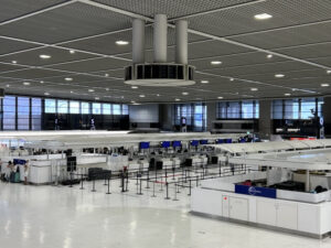 空港の出発ロビー（チェックインカウンターの様子）