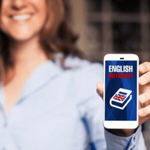 英語辞書アプリをスマートフォンで開く女性