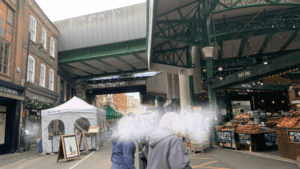 ロンドンのマーケットで英語を使いながら交流する留学生たちの様子