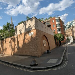 ロンドンの街を散歩したときの写真。レンガ造りの建物と青空が印象的な、留学中の日常風景。