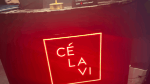 渋谷CÉ LA VIのエントランスにある赤いロゴ看板