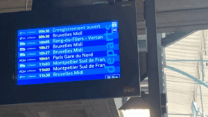 ユーロスターの電光掲示板に表示されたフランス各地への出発案内