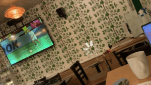 ロンドンの語学学校カフェテリアで流れていたニュース・スポーツ番組のテレビ画面