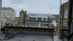 ロンドンのビル群と屋上から見た街並み。海外ドラマの舞台のような景色。