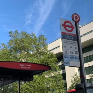 ロンドン・ベーカーストリートのバス停。通学や移動中に海外ニュースアプリを確認していた実体験写真