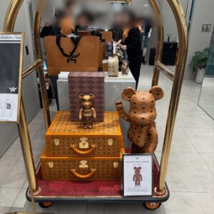 MCM店内に展示されたベアブリックとトランクケース