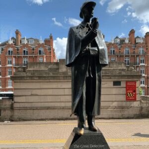 ロンドンのベイカーストリートにあるシャーロック・ホームズ像。海外ドラマの舞台としても知られる名所。