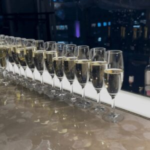 ノルケインのレセプションパーティーで並べられたシャンパングラス