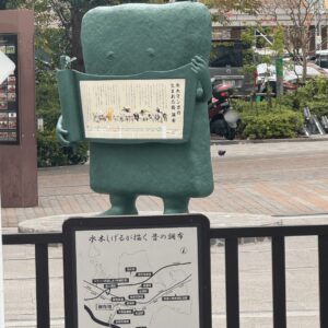 調布駅前のぬりかべ像と水木しげるマップ看板｜ゲゲゲ忌2025フォトスポット