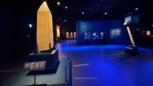 展示通路と落ち着いた館内の様子