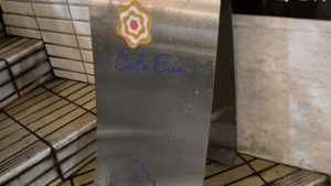 Cafe Eve吉祥寺の入口看板（推し活カフェ）