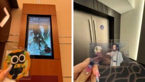 劇場入口前で撮影したロシャオヘイ戦記2の来場者特典