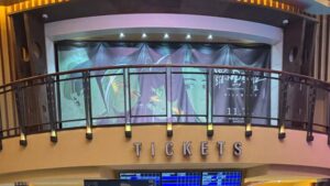 チケット売り場上部に掲出されたロシャオヘイ戦記2の大型布ビジュアル