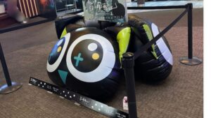 チケット売り場前に設置されたシャオヘイの大型バルーン装飾