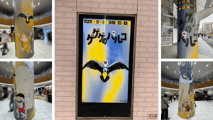 調布PARCOの館内と入口に展示されたゲゲゲ忌2025の鬼太郎キャラクター柱装飾と壁面アート