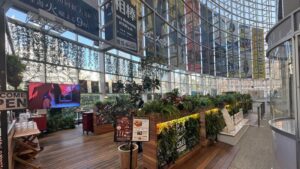 EX GARDEN CAFE外観と地獄先生ぬ〜べ〜のコラボポスター