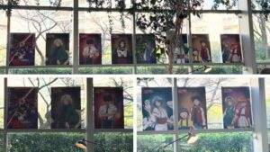 EX GARDEN CAFE店内の窓上部に並ぶ地獄先生ぬ〜べ〜のキャラクターポスター