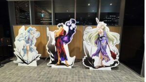 歌舞伎町タワーのPOP UP SHOP近くに展示されたぬ～べ～、妖狐玉藻、ゆきめの等身大パネル