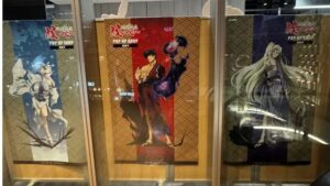 歌舞伎町タワーのエスカレーター付近から見える地獄先生ぬ～べ～、妖狐玉藻、ゆきめのポスター