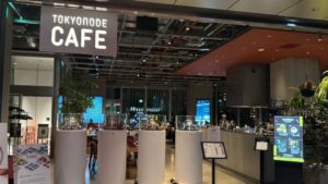 TOKYO NODE CAFEの入口と店内