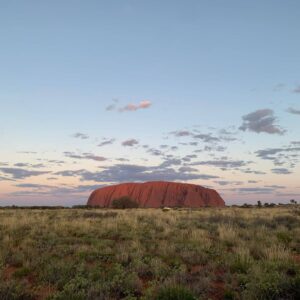 夕暮れに染まるエアーズロック(ウルル)