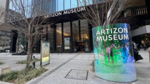 モネ展(アーティゾン美術館)会場外観と告知バナー(2026)