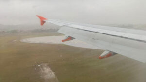 メルボルン空港に着陸する飛行機の機内から見た雨の風景