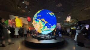 特別展「大絶滅展―生命史のビッグファイブ」特別展入口付近の様子