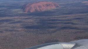 シドニーからエアーズロックへ向かう飛行機の窓から見えたウルル
