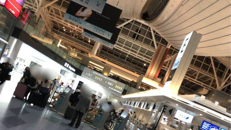 羽田空港の建物内で乗客やスタッフがフライトの準備をしている様子