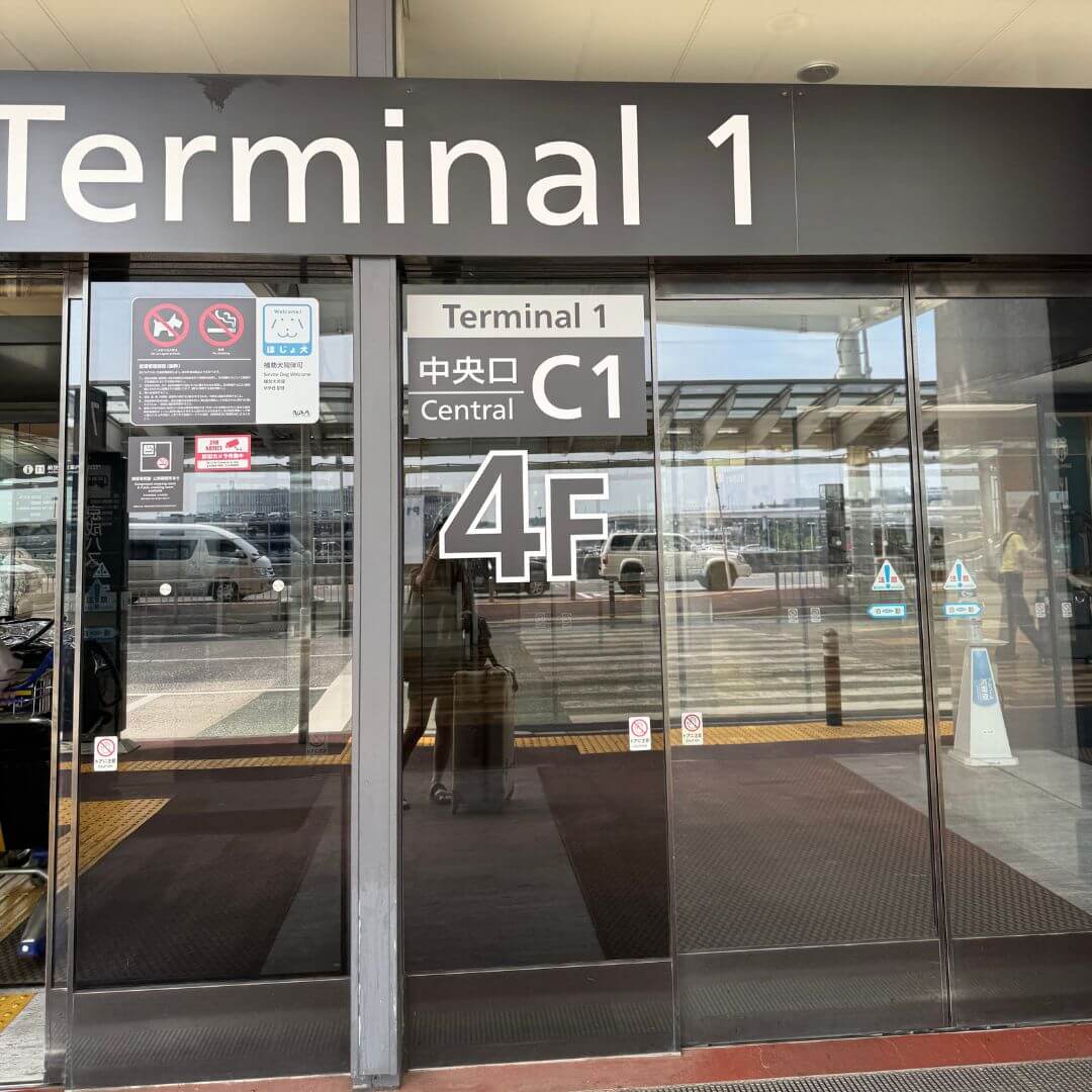 日本の空港の入口前で撮影した出発前の様子