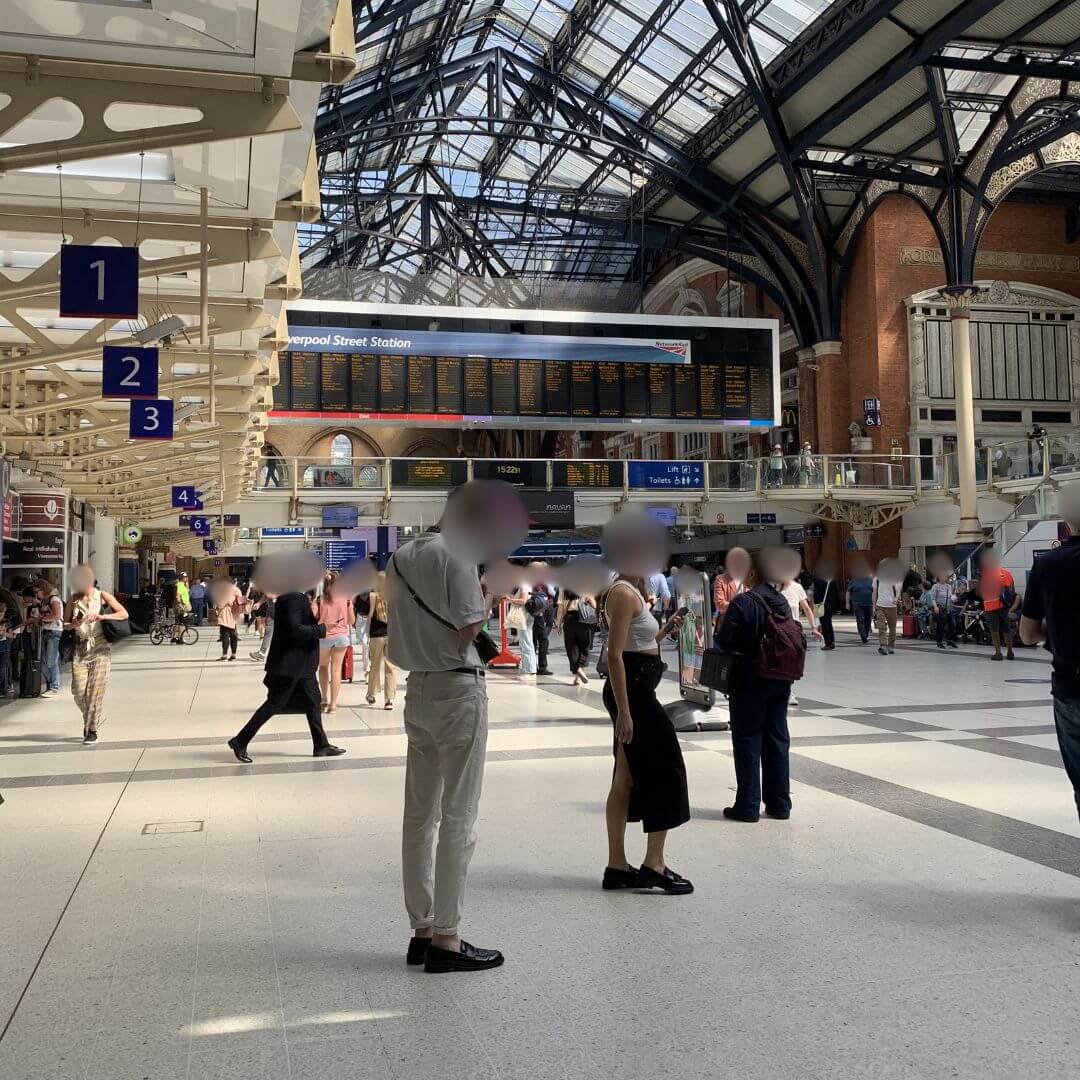 リバプールストリート駅の構内と利用客の様子