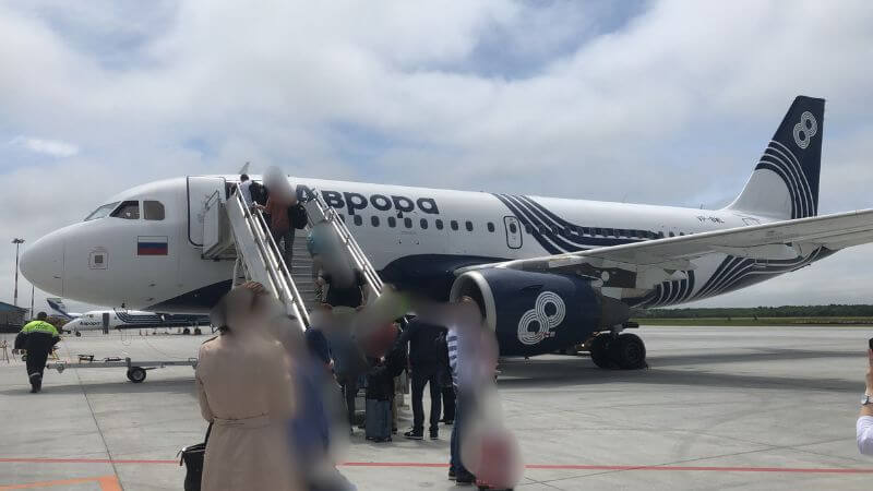 ユジノサハリンスク・ホムトヴォ空港で飛行機に乗る様子