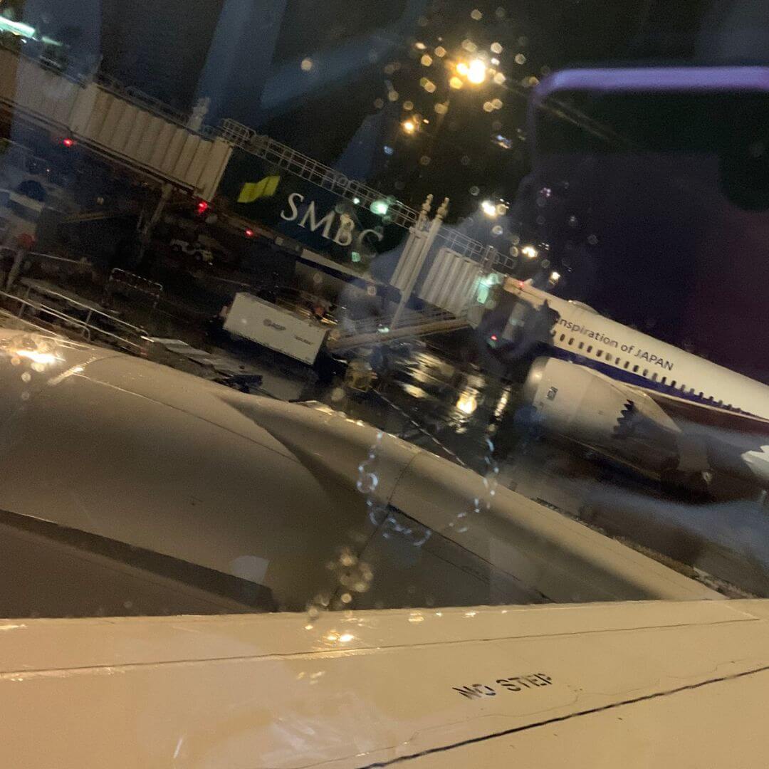 夜の空港で飛行機を撮影した写真