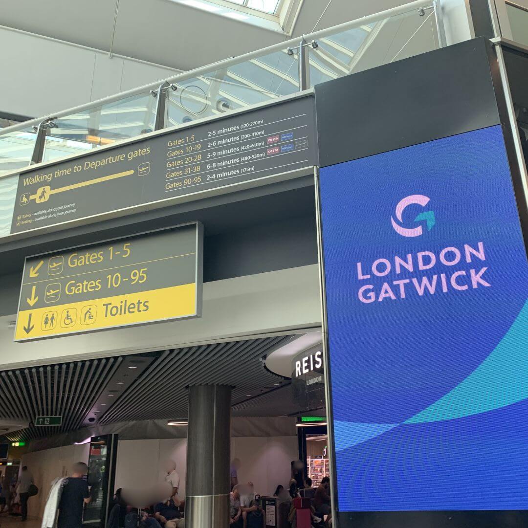 ロンドン・ガトウィック空港内の案内表示と出発ゲート案内