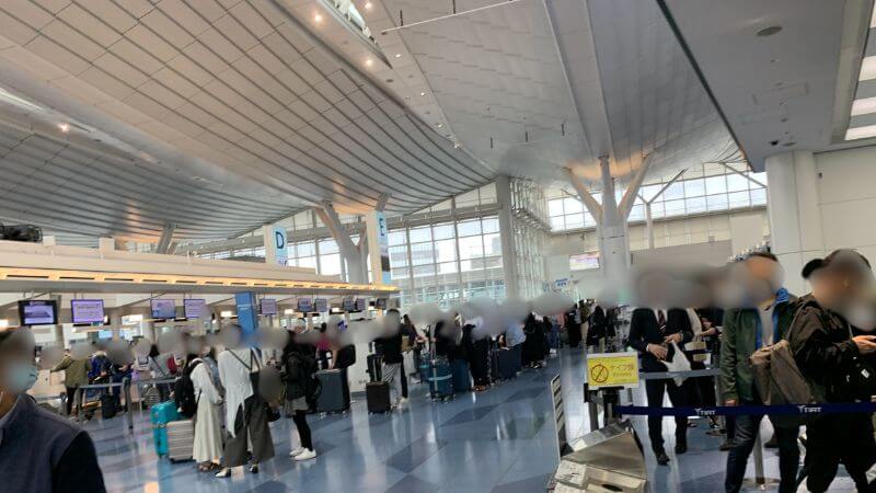 羽田空港で出国手続きを待つ旅行者の列