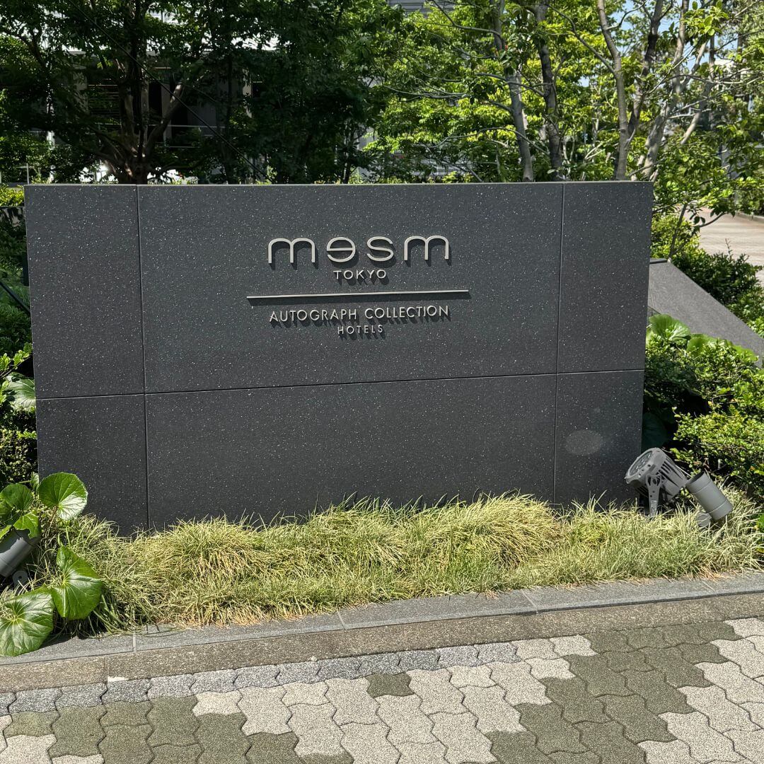 メズム東京オートグラフコレクションホテルの屋外サイン