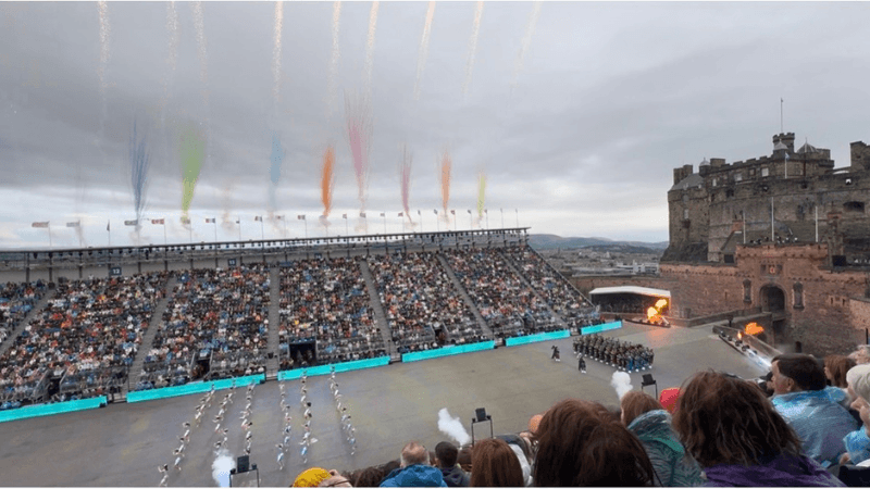 The Royal Edinburgh Military Tattoo 2026でエディンバラ城を背景に行われた煙と照明の演出