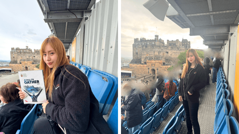 The Royal Edinburgh Military Tattoo 2026で厚手の上着を着用した筆者と当日のプログラム