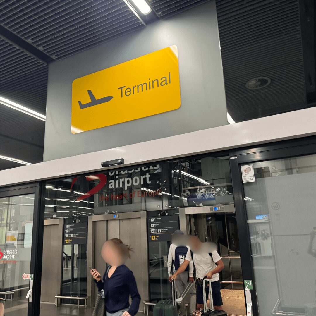 ブリュッセル空港駅から空港施設へ進んだ先のTerminal案内