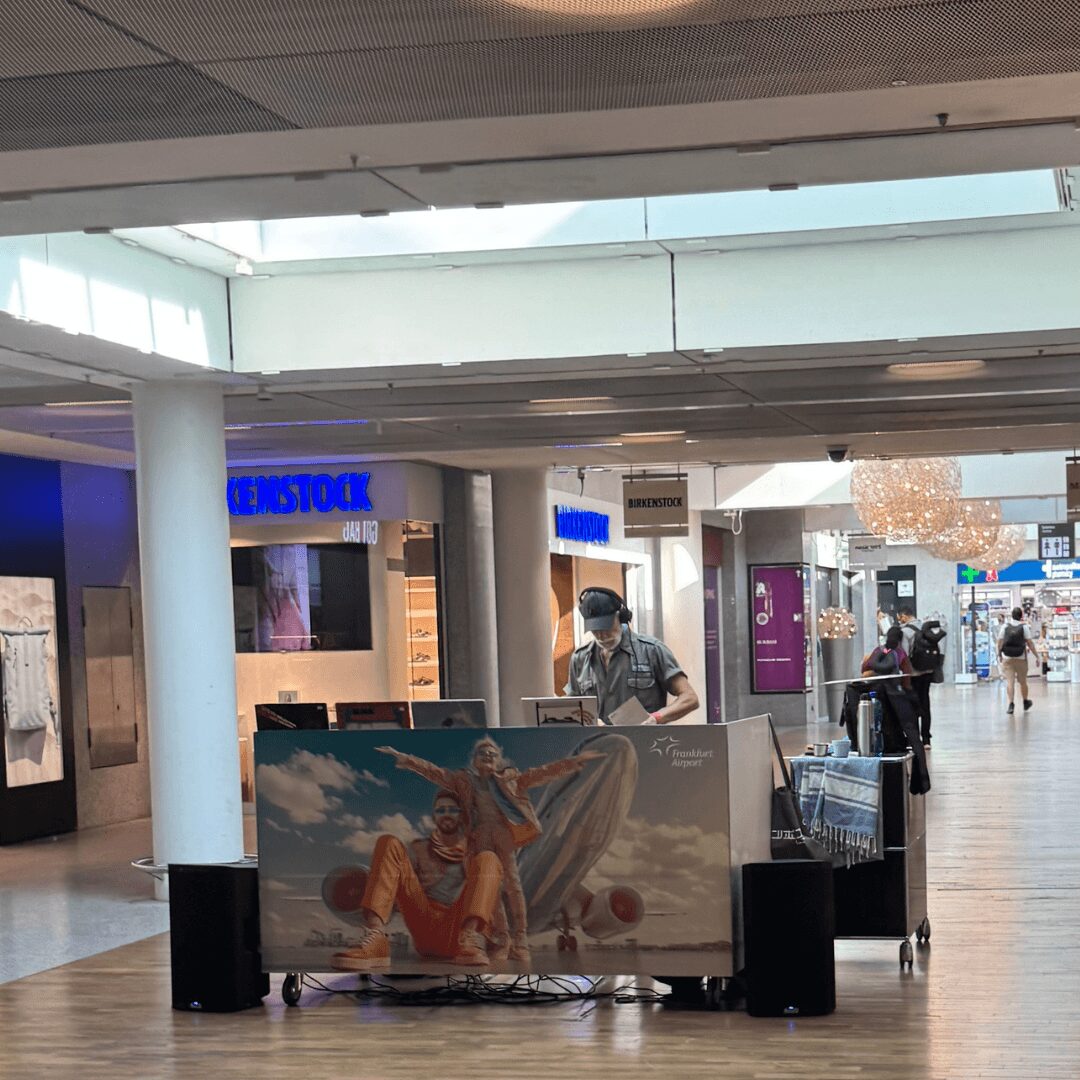 フランクフルト空港内で乗り継ぎ中に見かけたDJ