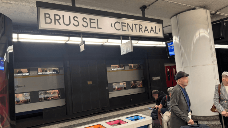 ブリュッセル中央駅ホームのBRUSSEL CENTRAAL駅名表示