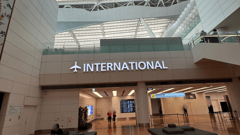 2026年8月2日の羽田空港で見上げた「INTERNATIONAL」の案内表示