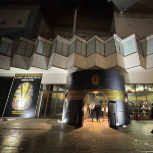 ミステリーオブツタンカーメン 横浜みなとみらい 会場外観 夜