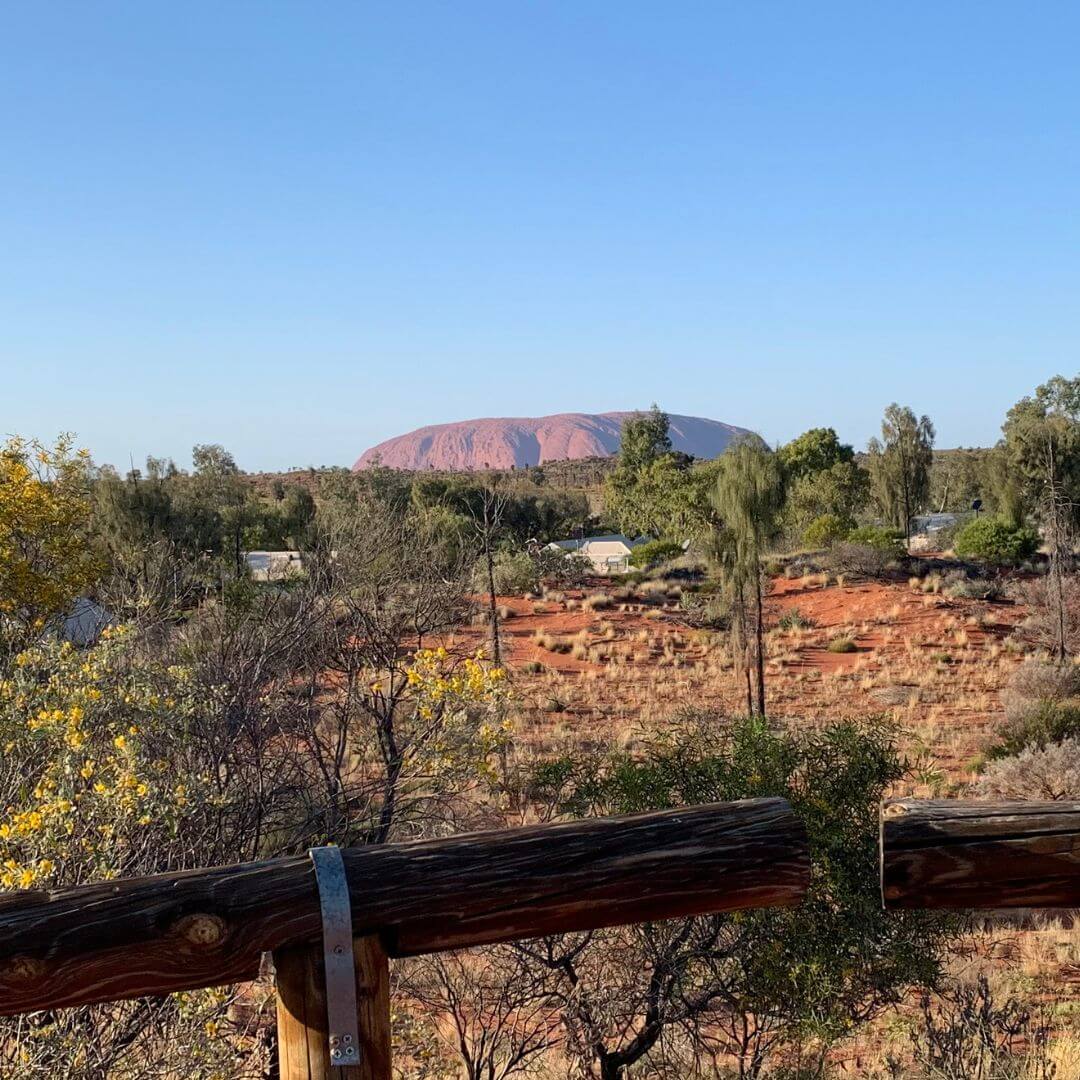 エアーズロック・リゾート近くから見た朝焼けのウルル