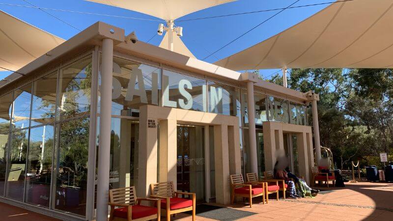 セイルズ イン ザ デザート 外観とバス待ちの様子