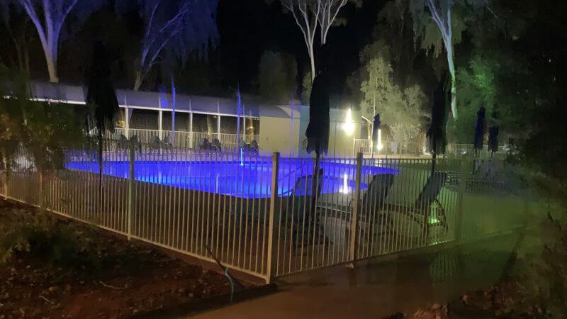 夜のエアーズロック・リゾート内プール