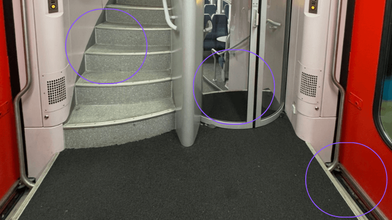 別日にブリュッセル市内から空港へ向かった列車の乗降口と車内階段