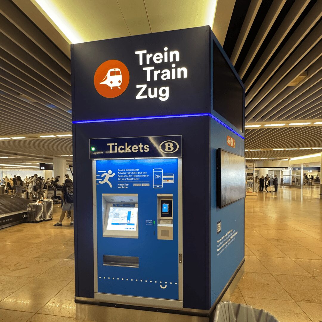 ブリュッセル空港の荷物受取エリアに設置されたSNCBチケット券売機
