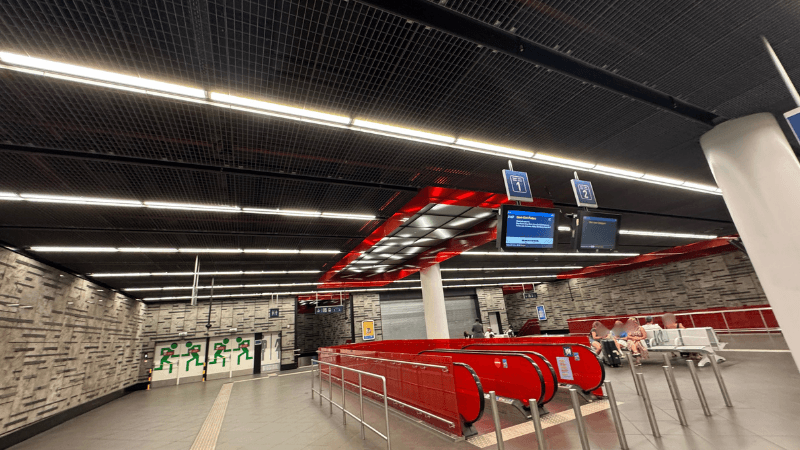 ブリュッセル空港駅の改札と駅構内